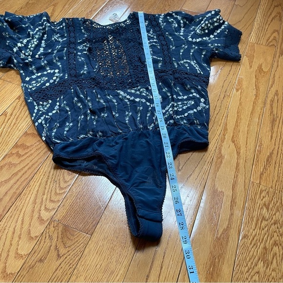 Free People Bali Tate Mixed Media Crochet Floral Printed Bodysuit Blue Sz S - Picture 9 of 14